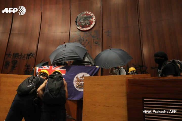 Протести у Гонконзі: активісти увірвалися в будівлю парламенту