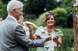 Семья жениха выпустила бабочек во время свадьбы, чтобы почтить память погибшей сестры