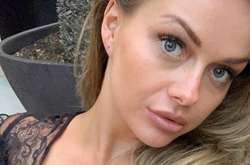 Девушку с глубоким декольте без бюстгальтера сняли с рейса