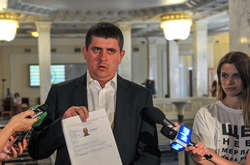 Бурбак вимагає розслідувати подвійне громадянство кандидатів по 204-му округу