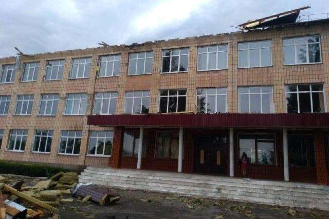 На Рівненщині буревій пошкодив будинки, в школі знесло дах 