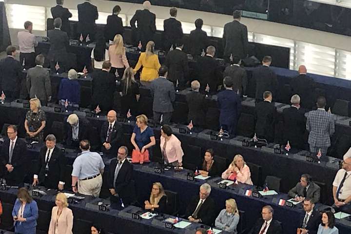Перше засідання Європарламенту: Британські депутати повернулись спиною під час гімну ЄС