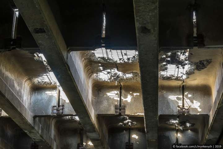 «Зоряне небо» Борщагівського шляхопроводу: під час ремонту проявився жахливий стан мосту (фото)