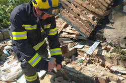  Рятувальники за допомогою спеціального обладнання витягли тіла загиблих з-під завалу 
  