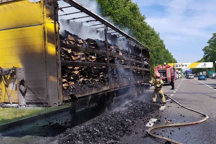 На Львовщине из-за жары загорелся грузовик с углем