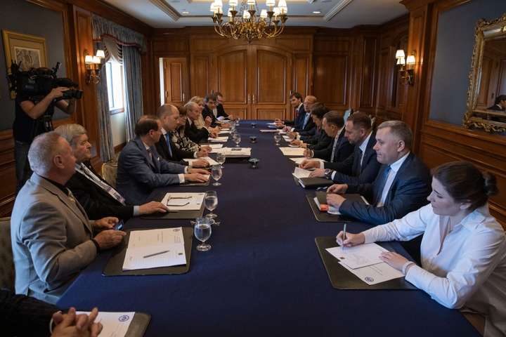 Зеленський подякував українцям Канади за всебічну підтримку нашої країни - Зеленський на зустрічі з діаспорою в Торонто пообіцяв захищати українську мову