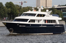 На яхте патриарха РПЦ Кирилла засветилась девушка в бикини (фото)