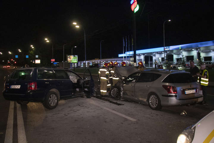 У Києві Volkswagen лоб в лоб протаранив Peugeot (фото, відео)