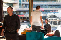 Двоє чоловіків кавказької зовнішності відпочивали в ресторані і відмовилися оплачувати рахунок