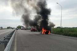 Вогонь знищив автомобіль