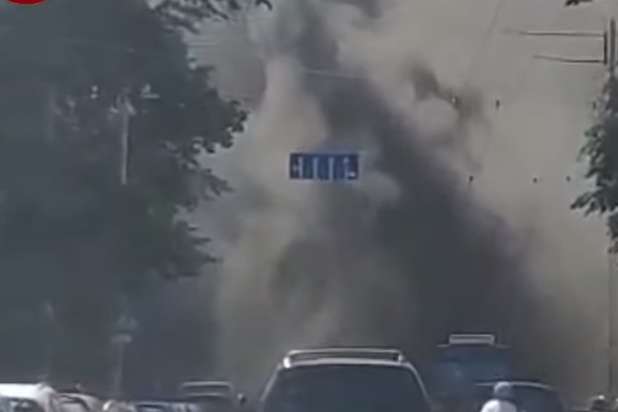 Вулицю в центрі Києва затягло чорним димом (відео)