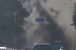 Вулицю в центрі Києва затягло чорним димом (відео)