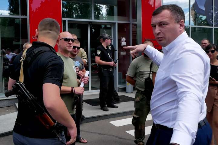 У Чернігові кандидат в депутати ходить із озброєними автоматами охоронцями (фото)