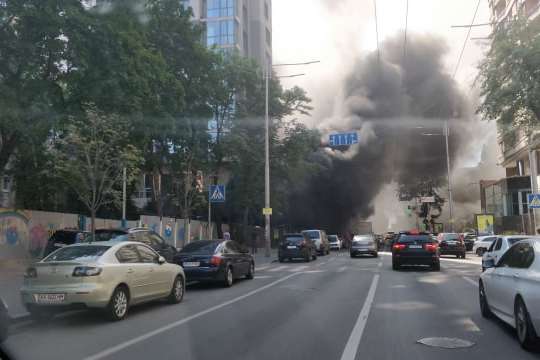 На пожежу на будівництві в центрі Києва не пустили рятувальників (фото, відео)