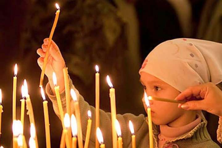 Поместная церковь развеяла очередной миф о запрете зажигать свечи одну от другой - Главком