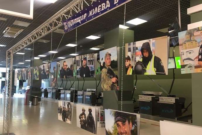 У столичному аеропорту відкрилася фотовиставка про поліцію 