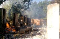  Горів трав`яний настил та напівзруйнована господарча будівля 