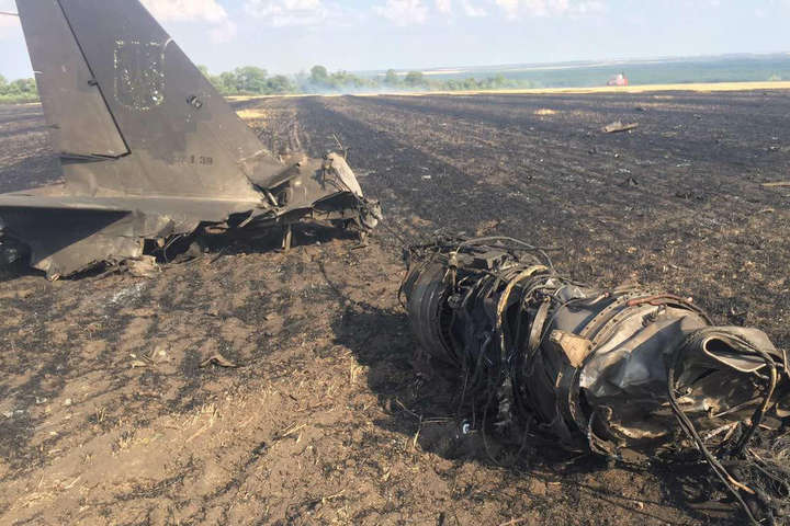 Прокуратура розглядає три версії падіння учбового літака на Харківщині