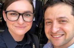 Зеленський похвалився знімком із поліцейською в Канаді