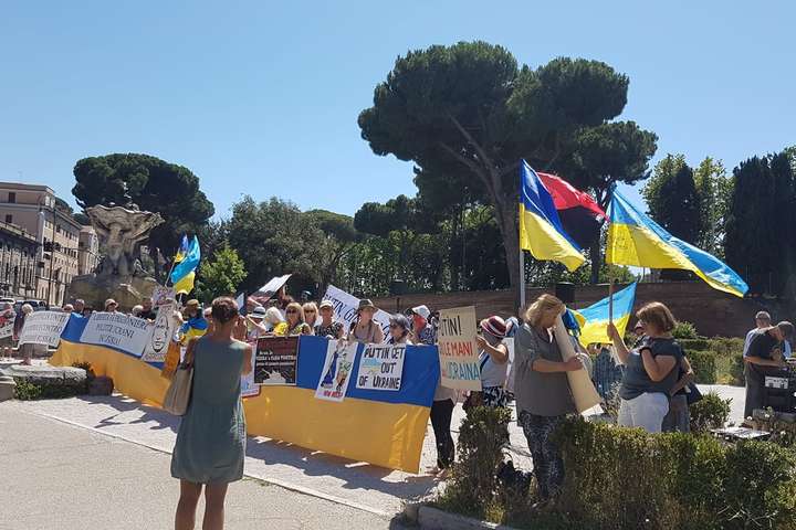 «Путін, йди геть з України». Українці в Римі вийшли на акцію протесту