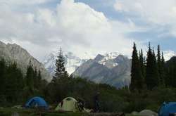 У Киргизстані чоловік напав на туристів у горах, є жертви