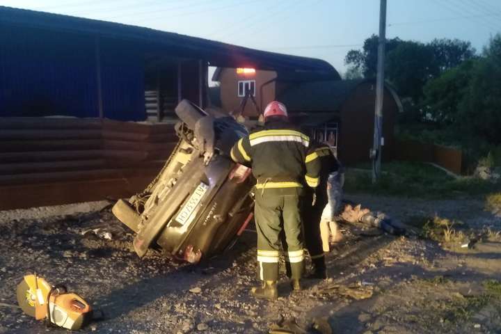 На Буковине авто врезалось в стену, погиб 20-летний парень