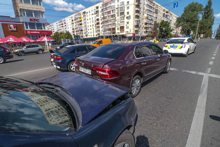 На бульварі Лесі Українки затор: таксист протаранив Skoda (фото, відео)