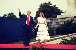 Мелания Трамп отметила День независимости в стильном луке от Carolina Herrera и с мокрой головой