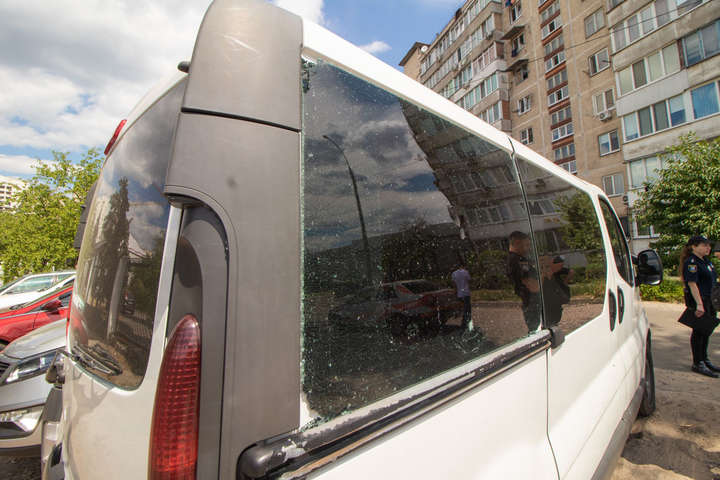 У Києві невідомі обстріляли автомобіль (фото, відео)