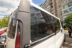 Два отвори від пострілів припали на пасажирську сторону Opel