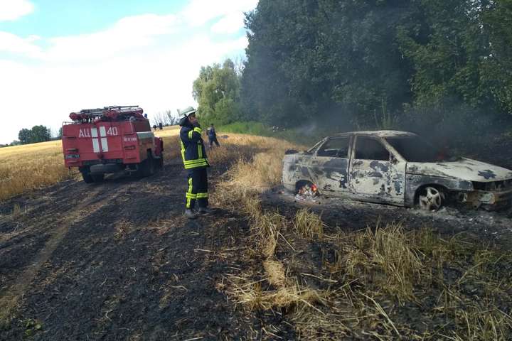 У полі на Київщині згорів автомобіль і гектар ячменю (фото)