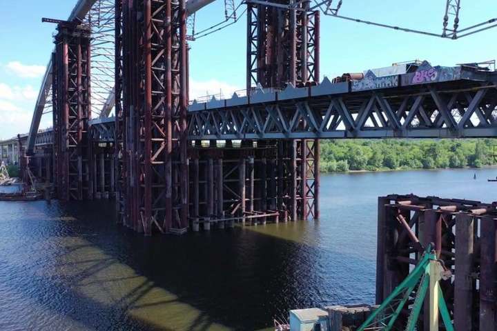 На київському мосту-довгобуді  йде підготовка до демонтажу тимчасових опор (фото)