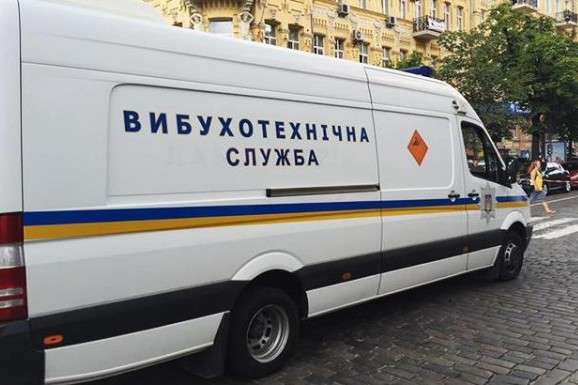 «Заміновано» все: у Києві шукають вибухівку на вокзалах, у гіпермаркетах і ТРЦ