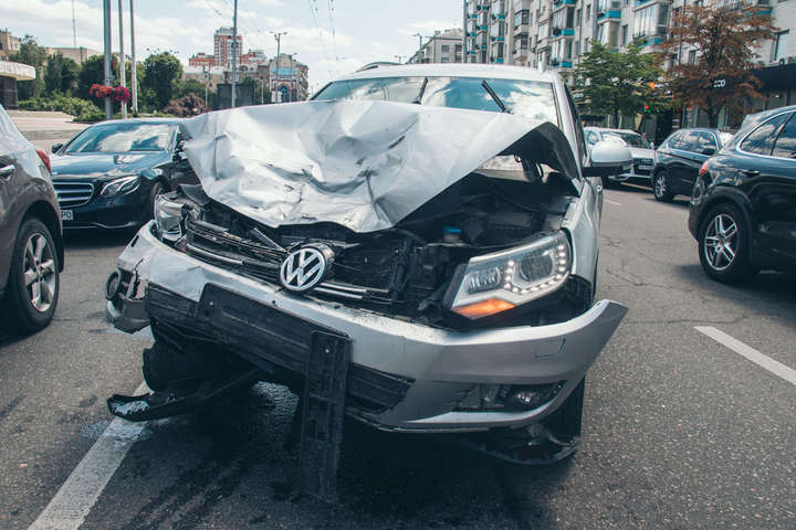Через напад епілепсії водій Volkswagen влаштував серйозну ДТП в центрі Києва (фото, відео)