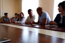 «А ти скотина, умотав, трусло, падло. Я тебе посаджу». Нардеп Микитась влаштував скандал на засіданні сільради