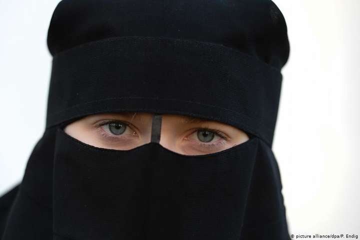 У Тунісі заборонили заходити до держустанов з закритим обличчям
