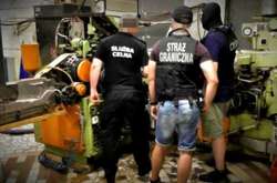 У Польщі затримали 12 українців на нелегальній фабриці цигарок