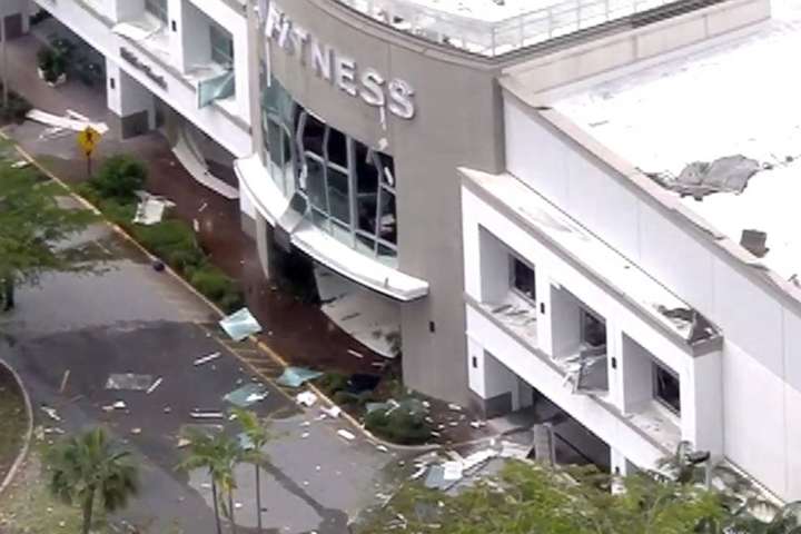 Потужний вибух розвалив торговий центр у Флориді