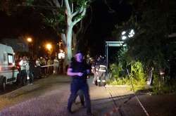 Водій, якого переслідувала поліція, влетів в дерево і збив кількох людей