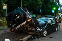  В результаті зіткнення Patrol заїхав на капот Jetta 