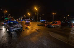 Біля метро «Бориспільська» через непрацюючий світлофор сталася серйозна ДТП (фото, відео)