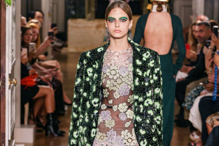 Новая кутюрная коллекция Valentino: впечатляющие фото с показов
