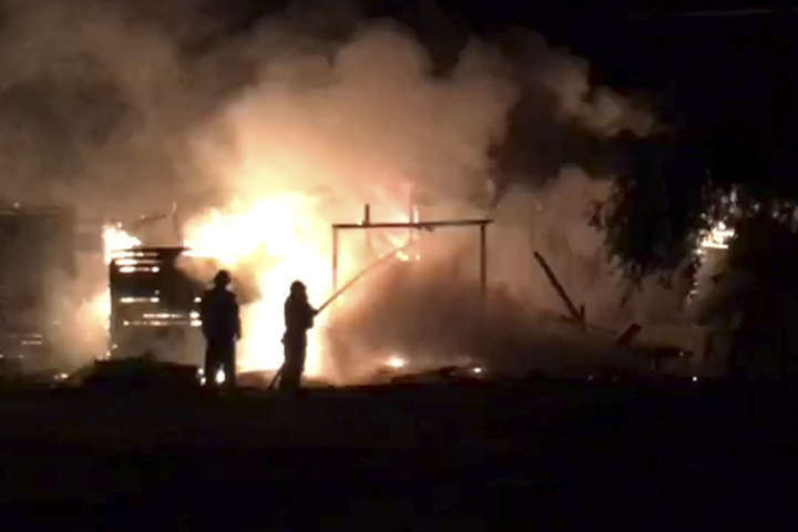Вночі на Осокорках згоріло кафе (фото, відео)