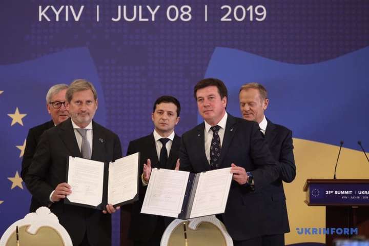 Украина и Евросоюз подписали пять финансовых соглашений