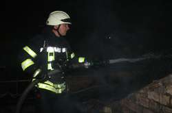 У приватній садибі в Києві вщент згоріли гараж і Mercedes