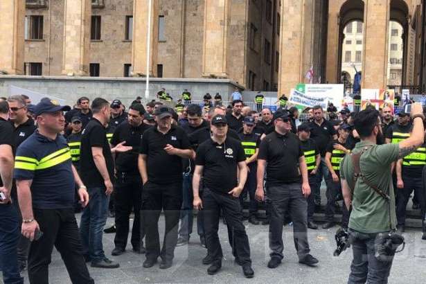 Протести у Грузії: поліція оточила будівлю парламенту