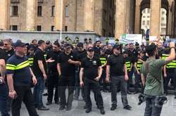 Протести у Грузії: поліція оточила будівлю парламенту
