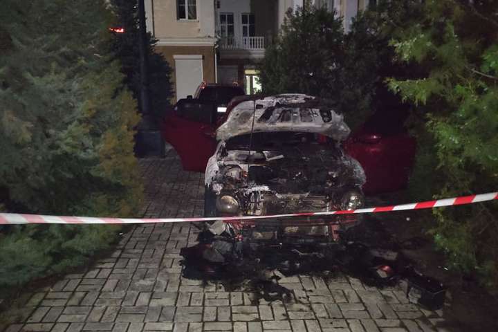 У Херсоні спалили автомобіль довіреної особи кандидата в нардепи