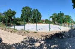  Біля школи №22 зводять спортивний майданчик