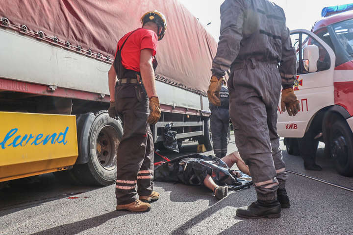 Жахлива трагедія в Києві: причіп розчавив голову водія фури (фото, відео)